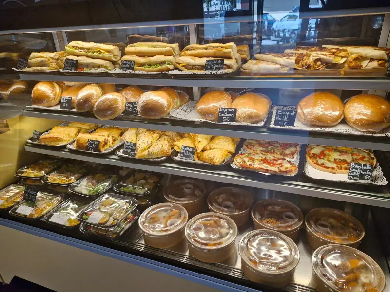 Vitrine de sandwichs, bagnats, feuilletés, bruschettas et salades